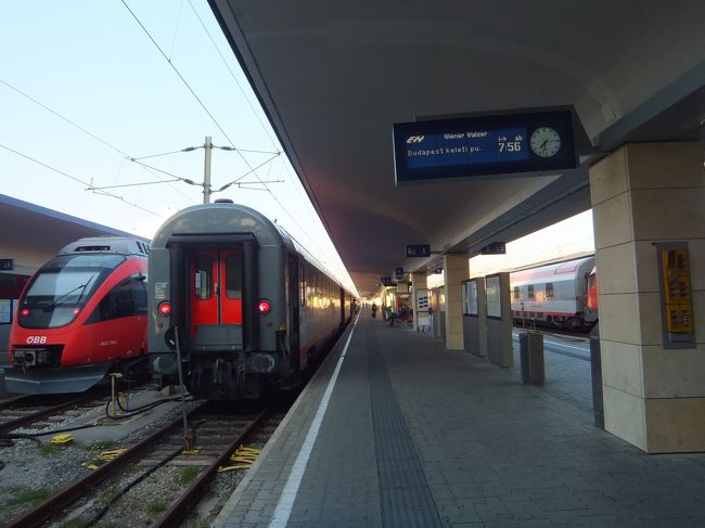 ウィーン西駅、この列車でブダペストまで行きます。<br /><br />切符はネットで購入済み。<br />プリントしたもので、大丈夫でした。<br />