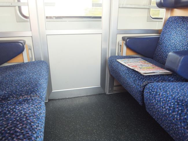 車両はコンパートメント、途中まで一人女性が乗っていたけれど、あとは一人。<br />くつろげたし、日の方向があちこち変わるので暑いのを避けられて良かった。<br /><br />乗ってすぐに検札、途中でまた来たので国境を越えたのかなあ？