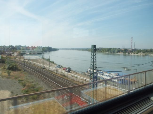 ドナウ川を超えます。