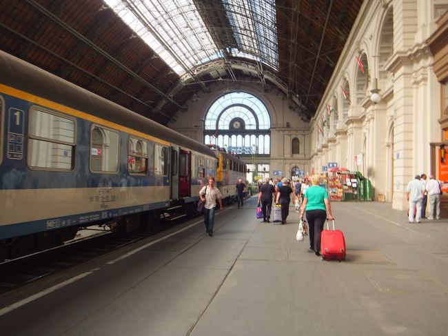 ブダペストの駅の到着<br /><br />まずキャッシングしなくては。<br />両替はたくさんあるのに、キャッシングマシンがない。<br />外で銀行のキャッシングマシン見つけて、５００００フォリント入手。<br />日本円にして、約1/3　２万円以下です。<br />