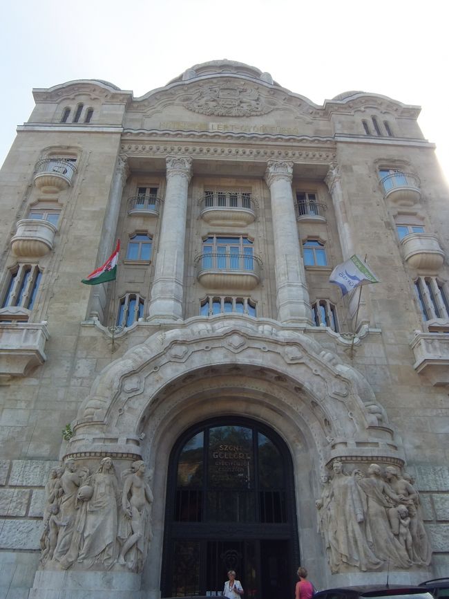 表紙は、ホテルの入口。<br />こちらは、温泉の入口。<br /><br />宿泊者は、中から行けます。<br />部屋に、専用のバスローブも用意されています。