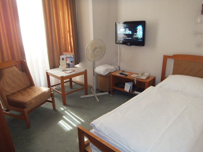 私の部屋。<br /><br />４☆ホテルだけれど、古いし質素。<br />ベッドの木枠に足ぶつけて痛い。<br /><br />でも、とっても安かったし温泉入りたかったので気にしない。