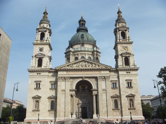 で、２時間ほどホテルで休息しながらプランをねって、<br />まずは、このカテドラルへ。<br /><br />うわー、電源が〜<br />部屋でネット使えなくってロビーにいるけれど、電源がとれない。<br />部屋で充電してきます。