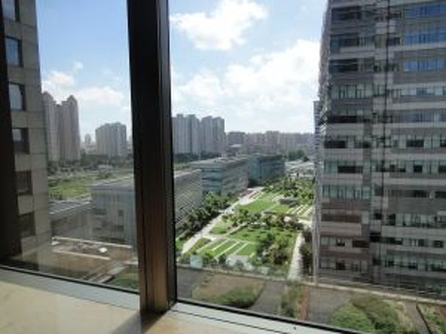 お部屋は、公園側ではなく裏側だったので<br />西日が強く、オフィスビルが目の前なので<br />部屋の中丸見え〜〜<br />日中留守の人たちには問題ないですが<br />体調を崩して、何かと部屋にいる時間が長かった私にはつらいお部屋でした。<br />