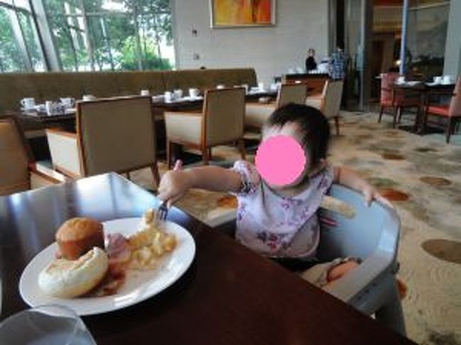 毎朝楽しみにしてたんですが…<br />10日間いて、メニューがまったく変わりませんでした。<br />出ているパンもサラダもフルーツもほぼ一緒。<br />おかずの種類も一緒で、品数少ないし…<br />楽しみにしていた中華コーナーは麺と点心が数点だけ。<br />インドコーナーがあって、カレーとかチャイもありましたけど。<br />日本食コーナーは変な海苔巻とまずい味噌汁だけ。<br /><br />10日間でメニューが変わったのは<br />ジュースが1品。（日替わり？）<br />海苔巻の具。（10日いて2種類）<br />キノコ炒めの味付け（10日いて1日、たぶんシェフが違っただけ）<br />点心（数種類のうち4種類が毎朝出る）<br />カレー（日替わり）<br /><br />メニューはホント残念だったんですが<br />味は美味しかったんですよ！！<br /><br />特にパンはすごく美味しくて<br />マフィンやドーナツもあったし<br />パイやベーグルもあって<br />私はベーグルが美味しくてこっそり部屋に持ち帰ってました〜<br /><br />せっかくのマリオットなのに<br />朝食がちょっと残念すぎたので<br />もう少し力を入れてもらえるといいなぁ。<br />パパさん曰く、ルーワンのマリオットが一番朝食が美味しかったそうです。<br />ルネッサンスも美味しかったって聞いてたので<br />期待してただけに残念です。<br />