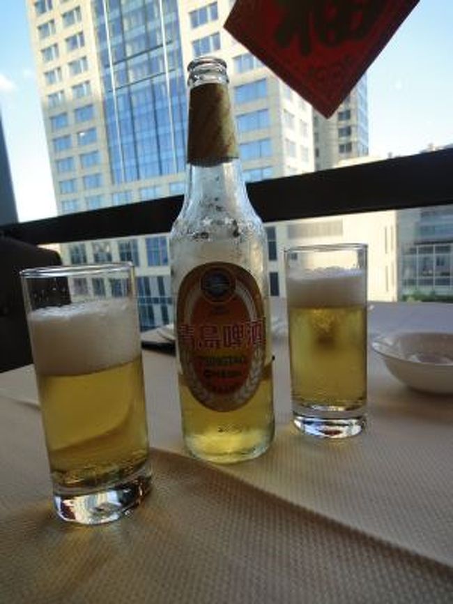 ホテルのお隣のショッピングモール長風景畔広場にある<br />021上海菜主題餐庁（長風公園店）です。<br /><br />日本語・英語NGでした。<br />メニューは写真付きなので<br />指差し注文でOKだと思います。<br /><br />子供用のイスはありますが<br />子供用のスプーン、フォークなどは持参したほうがいいです。<br />海外はどこ行ってもそうですがスプーンフォークがないか<br />あってもサイズがでかい…<br />子供用のマグは持ち込んでも何も言われませんでした。<br /><br /><br />まずは青島ビール！<br /><br />パパさんが『ビンダ！ビンダ！』って言ってるから<br />私の脳内では『瓶だ！瓶だ！』って缶じゃなく瓶を要求してんの？？<br />何言ってんだ？？と思ったら<br />どうやら中国ではビールはぬるいまま出てくるのが普通で<br />『冷えた＝ビンダ』ビールをくれって言ってたらしい…<br />