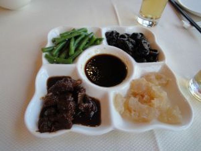 前菜の4種盛り<br /><br />前菜だけでビールが進むぅ〜