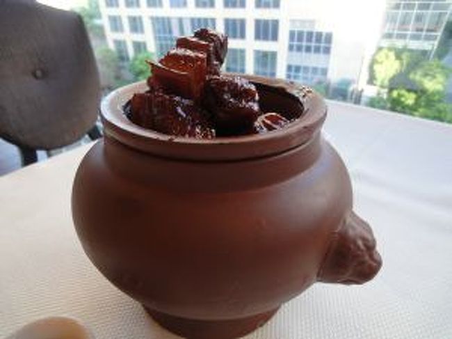 このお店の名物料理になるのかな？<br />ツボに入った豚の角煮<br /><br />これが本気で美味しい！！<br />上海滞在中いろんなお店で食べたけど<br />ここが一番美味しかった！！<br />