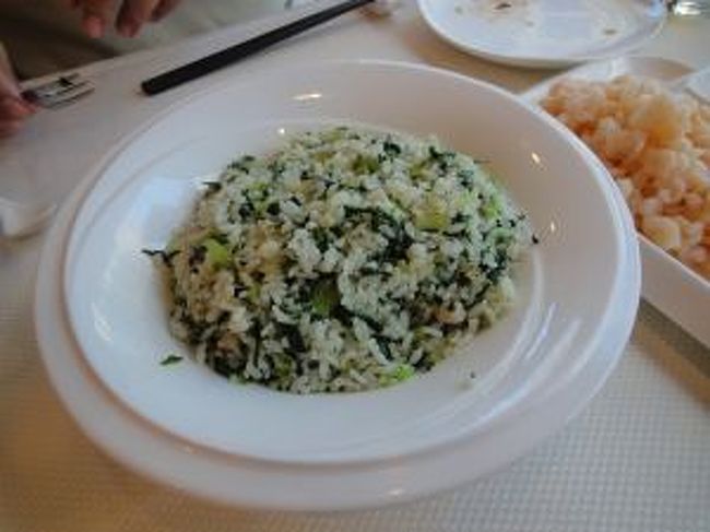 高菜チャーハン<br /><br />これもシンプルで美味しかったです。<br /><br /><br />こちらのお店はまともな？お店なので<br />注文の仕方がおかしい日本人(笑)に<br />スープは頼まないのか、あれはいいのか、<br />といろいろ言ってくれました。<br /><br />どうも中華料理の注文になれていないというか<br />偏った注文をしてしまい<br />あちらの方からしたら、おかしな注文なのでしょうね〜