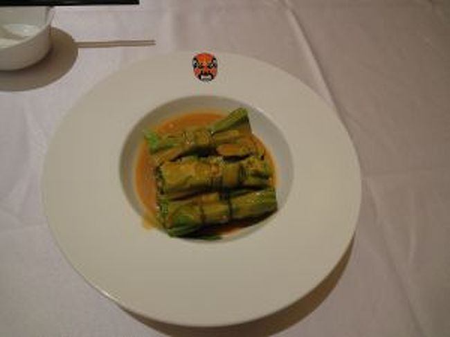 ホテルのお隣、長風景畔広場にある<br />俏江南（文字化けしてるかしら？）です。<br />こちらもチェーン店になります。<br /><br />日本語NG・英語OKでした。<br />子供イスあり、子供用食器なし。<br />英語で対応してくれる方がいて安心しました。<br /><br />四川料理のお店です。<br /><br />名物料理？の前菜はもう売り切れと言われ<br />泣く泣く…<br /><br /><br />最初見た目からゴマダレなのかと思ってたら<br />ピーナッツ味！<br />何とも言えない…後引く味でした。<br />