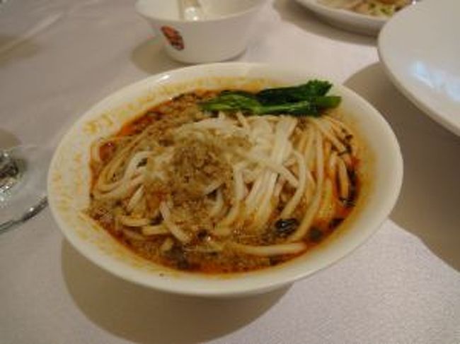 担担麺<br />1人用の小さいもので出てきてめちゃめちゃ食べたかった！！<br />むしろ一口食べたんだけど、喉が悲鳴あげてて<br />美味しいはずなのに食べれない（涙）<br /><br /><br />このお店で初めてお茶を注文しました。<br />そしたらすごい美味しいの〜<br />なんで他のお店でもたのまなかったのかしら…<br />すごい後悔！！<br />何度もお湯をついでもらっていっぱい飲んじゃいました。<br /><br />でもお料理は辛くないものばかりチョイスしてもらったので<br />せっかくの四川料理店だったのに<br />お店おすすめの料理が食べれなかったのがホントに残念。