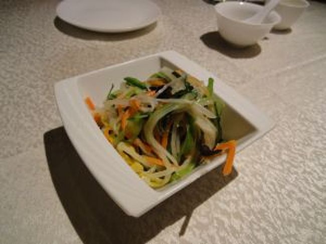 中山公園の龍之夢購物中心にある上海人家です。<br /><br />こちらもチェーン店です。<br /><br />日本語・英語NGですが英語メニューがあるらしいです。<br />子供イスあり<br /><br />前菜<br /><br />もやしのサラダみたいなの…<br />体調の悪かった私にはすごく美味しく感じました。<br />