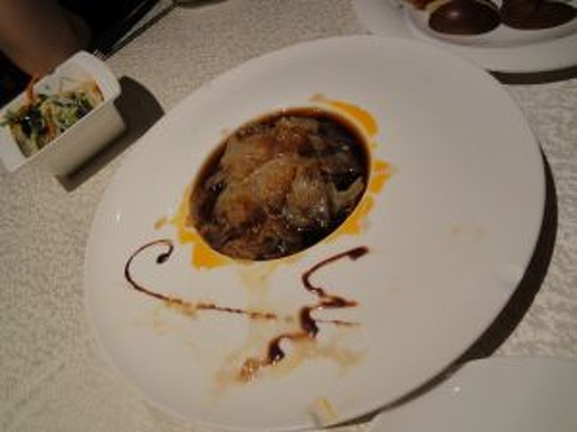 中華クラゲ<br />店員さんがこぼして、せっかくの装飾が台無し…<br />でも謝らないでそのまま出されたわ