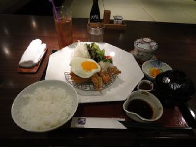 ホテルのお隣、長風景畔広場にプレオープンした<br />日本でもお馴染みの大戸屋です。<br /><br />私が滞在していた時はまだプレオープン中だったので<br />メニューも一部で、カード決済NG・領収書NGでした。<br /><br />駐在のママ友のランチで大繁盛なようです。<br />日本語OK・子供イスあり・子供用食器あり<br /><br />日本語で『いらっしゃいませ〜』とお出迎えしてくれます。<br /><br />注文も日本語で大丈夫です。<br />一部通じない人もいるようですが、ほぼOKです。<br /><br />体調を崩したことや<br />娘の食べやすいメニューも考え<br />ほぼ毎日のようにここにランチでお世話になりました。<br /><br /><br />定番の大戸屋定食<br /><br />ポン酢が欲しかった…<br />日本だとポン酢がついてたような？？変わったのかしら？<br />コロッケは中にチーズが入ってる変わり種？<br />日本とは若干違うような？それとも日本も変わったのかしら？？<br />茶碗蒸しがついてくるんですが、娘がはまってました！