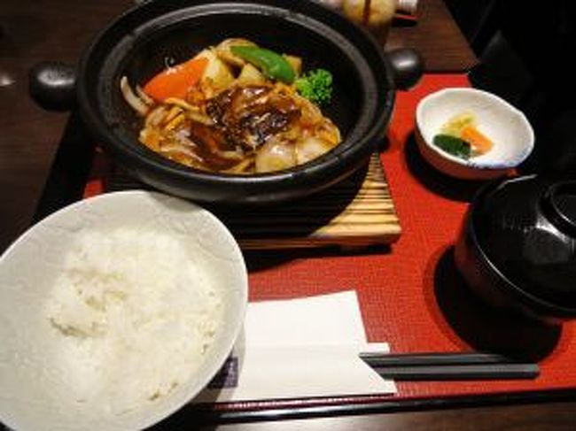 ハンバーグ定食<br /><br />こちらは、ちょっと味が濃い目で<br />う〜ん残念。<br />がっつり系のサラリーマンにはいいのかも〜