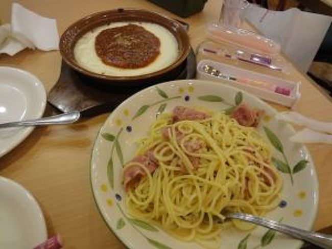 長風景畔広場にあるサイゼリアです。<br /><br />価格も安いです。<br />店員は…それなりです…<br />子供イスはありますが数があまりないので<br />ランチタイムなどでは足りないかも。<br />我が家は子供イス借りれませんでした。<br /><br /><br />ラノ風ドリアとカルボナーラです。<br /><br />感想は…<br /><br />残念です…