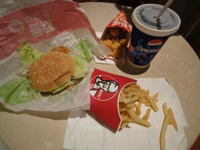 長風景畔広場にあるケンタッキーフライドチキンです。<br /><br />昼間はサンドなどのメニューがありますが<br />夜は定食のようなメニューがメインみたいです。<br />テイクアウトしたので子供イスの有無はわかりません。<br /><br />サンドセット＋何か忘れたけどなんか<br /><br />日本のものより辛い！（たぶんコショウ？）<br />ヒーヒー言いながら食べました。<br /><br />最初ランチにチャレンジしようとお店まで行ったんですが<br />レジが4つくらいあって、店員も4〜5人カウンターにいるのに<br />稼働してるレジが2つくらい…<br />しかもお客は並ばない。<br />めげて、夜にリベンジすることに。<br /><br />夜に行ったら今度はメニューが定食しかない？！<br />めちゃめちゃ困って、つたない英語でサンドメニューはないのか？<br />と言ったら<br />カウンターにいた人全員で、裏にいた英語が話せる店員を呼ぶし…<br />英語がわかる人がいたおかげで無事にサンドメニューが注文できたけど<br />いやぁ〜なんとも…(笑)