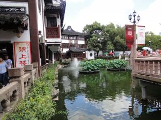 なにやらこの建物の入り口に行列が！<br /><br /><br />南翔饅頭店です。<br /><br />私達は暑かったので涼しい店内で休憩したかったので<br />3階の右側の店内に入りました。