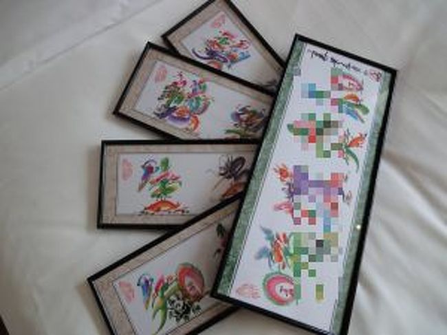 豫園に来たのにはもう1つ目的が。<br /><br />上海に来たらお土産に買って帰ろうと思っていたものが！<br />花文字です。<br /><br />値段があるようでないようなものなので<br />交渉力が試されます(笑)<br /><br />事前に調べて、高さんに描いてもらおうと決めてました。<br /><br />絵と額のセットの値段を提示されるので<br />自分の希望価格を言って交渉してくださいね！<br />高さんは多少の日本語も英語もOKなので<br />大丈夫ですよ〜<br /><br />すごくいい人で、こちらの交渉にめちゃめちゃがんばってくれました！<br />その分、日本で宣伝するから〜とお約束したので(笑)<br /><br />豫園にお越しの際は、ぜひ高さんの花文字を<br />おみやげにいかがですか？？？<br /><br />数を頼むと時間がかかるので<br />最初に注文してから観光・食事などをされることをおすすめします〜