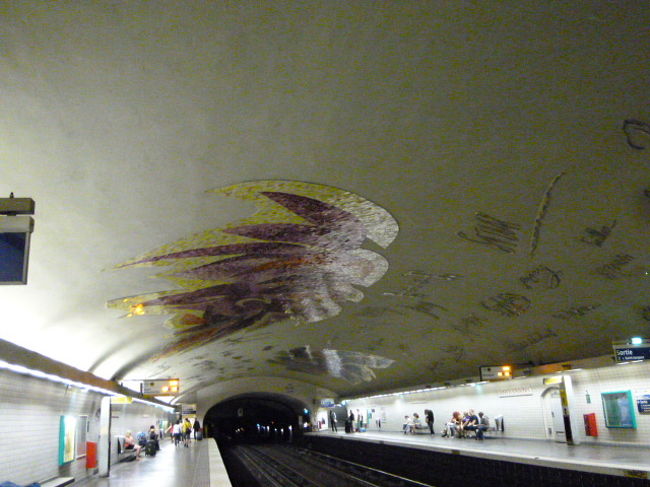 で、駅ナカアート作品があります。<br />モザイクタイル画でした。