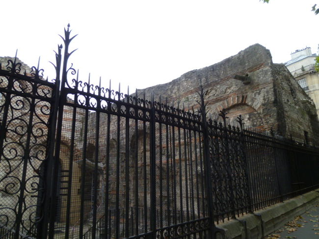 地上に出てすぐにこの石造りの建物が見えてきます。