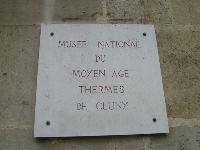 控えめな看板。