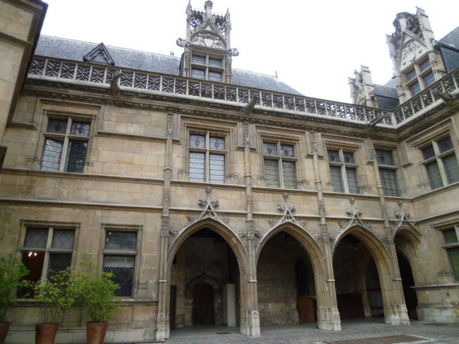 お金持ちの貴族の館のような感じもします。<br /><br />最寄り駅からすぐだし、アクセスいい割には人出はあまり多くないですねえ。