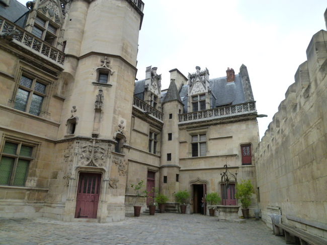 いや、お城のような外観でもあるかな。