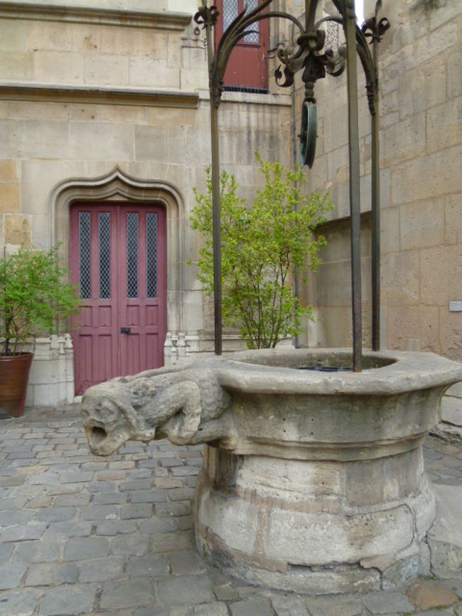 井戸が残っているようです。<br /><br />美術館パスですんなり入場。オーディオガイドは1ユーロでした。