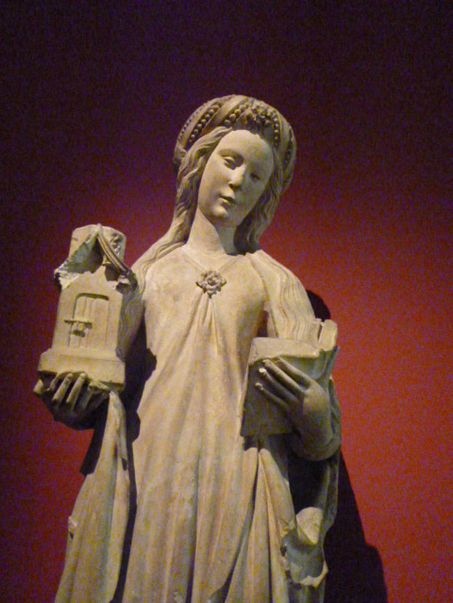 で、さっそくこのような彫像がずらりと並ぶ展示室。<br /><br />壁のえんじ色が像を引き立ててくれます。