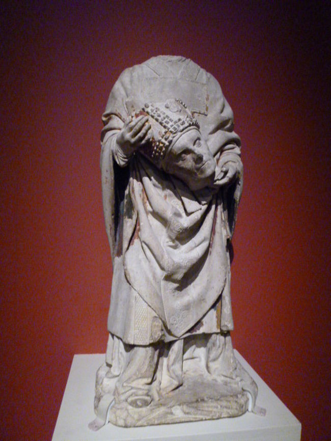 おっと、これは・・<br />自分の首を抱える像のようです。よく見ると恐ろしい像ですが。