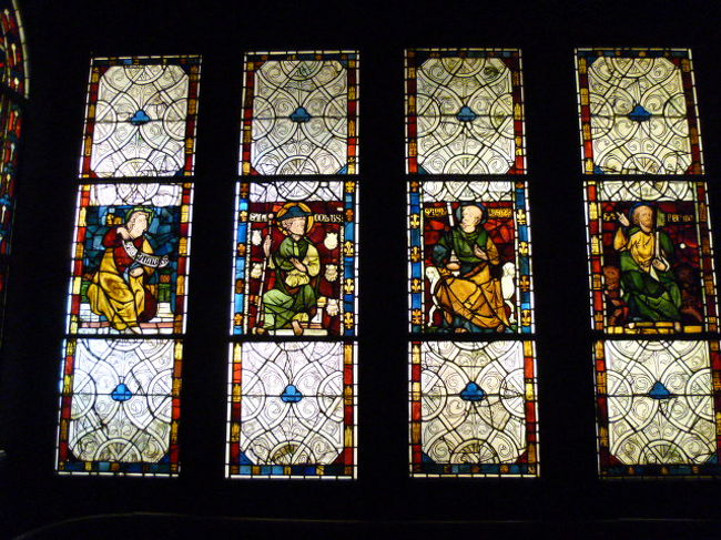 おお、ステンドグラスも展示されてます。<br /><br />ステンドグラスは高いところにあるのであまり近くで見るチャンスはないですから、これはありがたい。