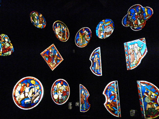 真っ黒の中にあざやかなステンドグラスがまぶしいです。