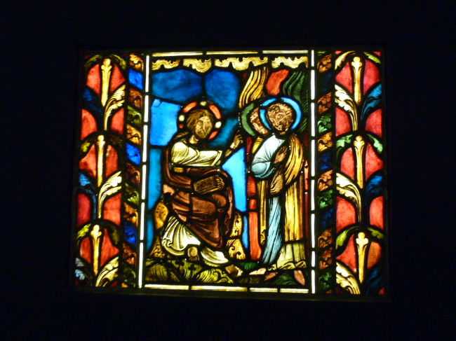 ステンドグラスをはめ込む黒い枠線もよく見えます。