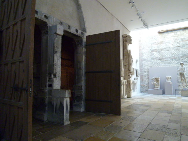 では次は石像がずらりと並ぶ展示室です。<br />広い。