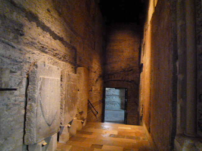 ドアの類いも移築してきたんでしょうね。すごいパワーです。