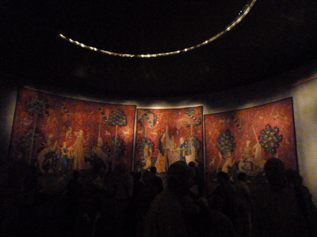 と思ったらこちらの展示室は人がたくさん。<br />ツアーの中高年欧米人グループが。<br />みなさん静かに鑑賞してます。<br /><br />こちら中世美術館の一番人気の「貴婦人と一角獣」<br /><br />作品保護のため、照明がかなり暗い。