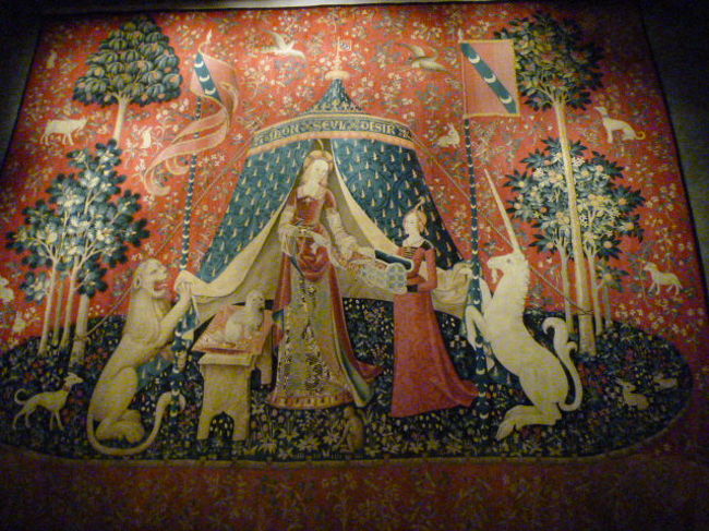 小さな部屋ですが、観光客グループで混雑。しかし皆さん静かに思い思いに鑑賞しているので、いい感じですね。<br /><br />15世紀にベルギー・ブリュッセルで織られたらしい？<br /><br />6枚のうち、最も美しいとされる「欲望」<br />宝石箱を抱えているそうです。