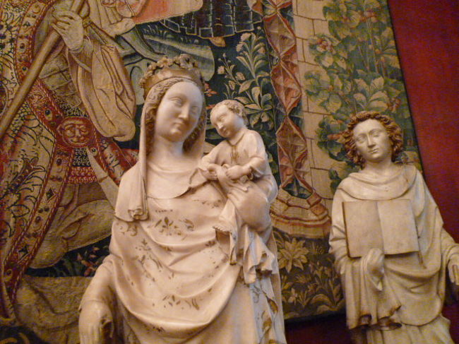 では次の展示室へ進みます。<br /><br />「貴婦人と一角獣」のタペストリーの部屋以外は明るいですね。<br />