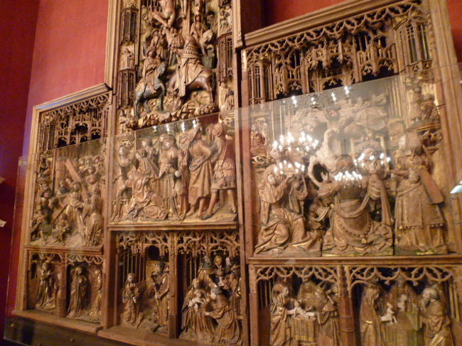 祭壇を飾る彫刻。なんとまあ細かい。