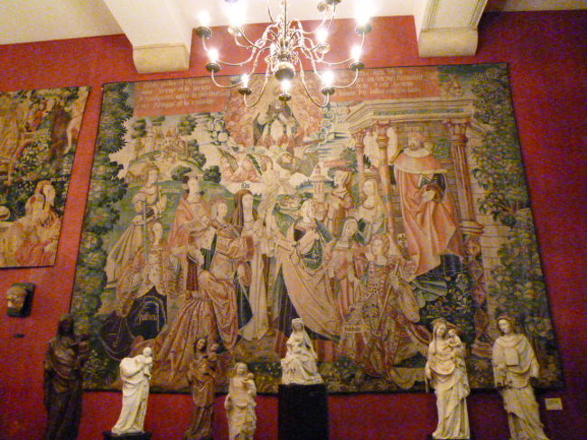 タペストリーは明るいとちょっと保存状態の悪さが目立つかな？