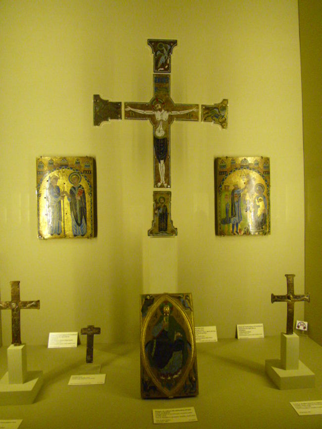 さて十字架や教会関係の工芸品。<br />