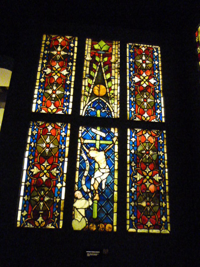 ステンドグラスで物語を表して、文字が読めない人たちにも教えを広める、というのは確かにうまい手段です。