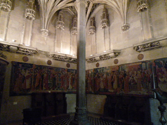 礼拝堂のような独特の柱の部屋です。