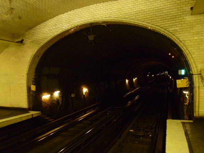 地下鉄駅はどこもこんな感じですね〜<br />穴蔵ですが、構内はさほど暗くないし、危険な感じはしないです。