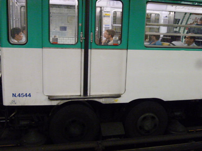 で、パリの地下鉄車両はこんな感じで大きなゴムのタイヤで走っている・・？