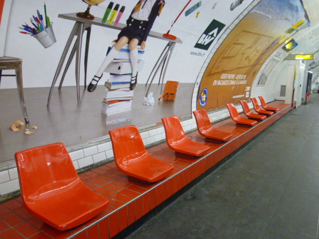 オレンジとか、カラフルな椅子が並んでいて、しかも不思議な間隔が空いています。なぜでしょう。