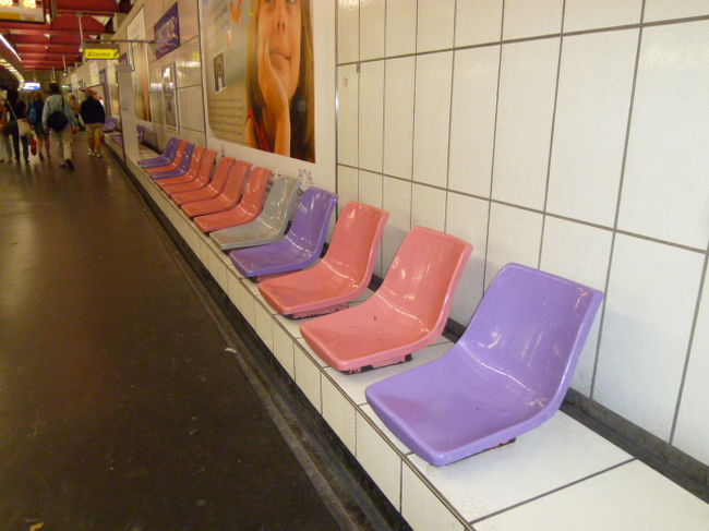 現代アートチックな椅子ですね。