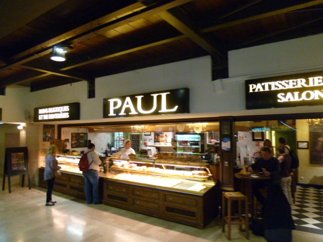 地下鉄駅にはかなりの割合で、日本では高級パン屋さんとして人気のPAULがありました。<br />おそらく日曜日は休みでしょうが。