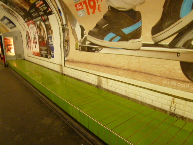 タイル張りの椅子なのか、踏み台のようなものもあったり。